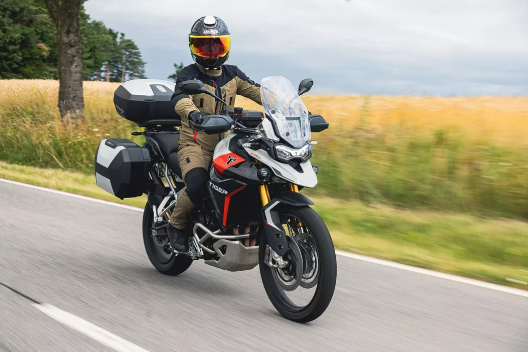 The Triumph Tiger 900 Rally Pro is still flying under the radar for many. On the mountain roads of Lower Austria and Styria, it showcased its best side: nimble, powerful, and comfortable.