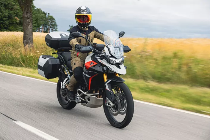 A Triumph Tiger 900 Rally Pro sokak számára még mindig a radar alatt van. Alsó-Ausztria és Stájerország hegyi útjain a legjobb formáját mutatta: agilis, erős és kényelmes.
