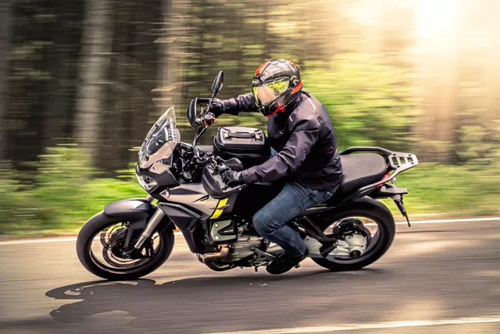 Die Moto Guzzi Stelvio ist eine vielbeachtete Neuheit 2024. Mit einem 115-PS-V2-Motor und modernster Technik soll sie die dichte Konkurrenz herausfordern. Wie schlägt sich die Italienerin auf den abwechslungsreichen Straßen der Steiermark und Niederösterreichs?