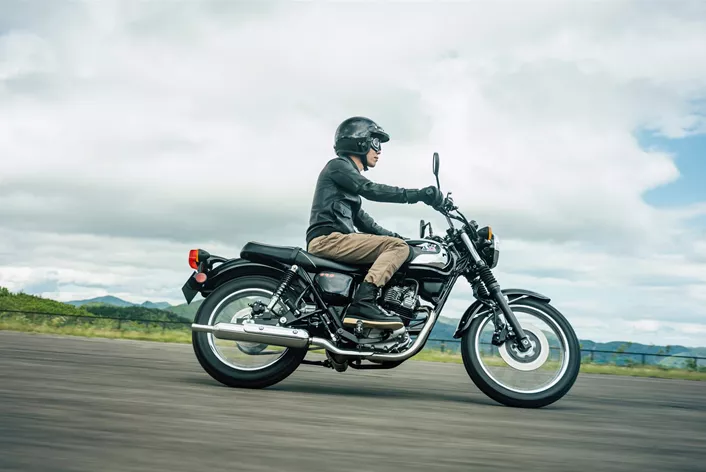 A Kawasaki apresenta duas novas motos que ampliam a família retro do fabricante: a W230 e a Meguro S1. Ambas as máquinas oferecem uma homenagem à rica história das motos das marcas Kawasaki e Meguro, diferenciando-se apenas no design.