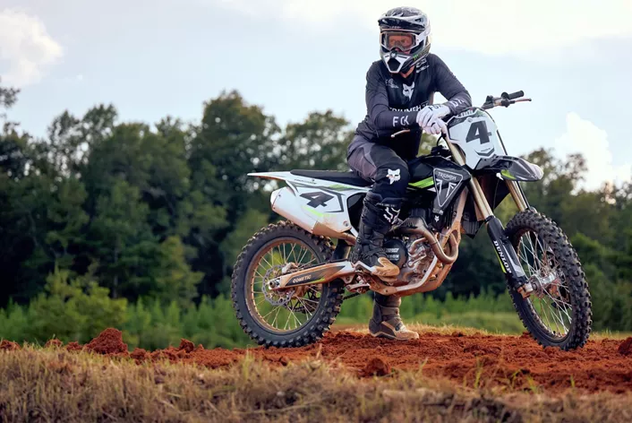 Sa predstavljanjem TF 450-RC Edition, Triumph otvara novo poglavlje u segmentu motokrosa. Proizvođač se upušta u klasu od 450 ccm i proširuje svoju ponudu motociklom koji je razvijen u bliskoj saradnji sa jednom od najvećih ličnosti ovog sporta, Rikijem Karmikelom.