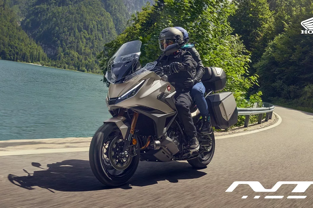A Honda NT1100 régóta az egyik kedvenc a túramotorok világában, és a 2025-ös modell még magasabbra helyezi a lécet. Az új dizájn és a számos funkcionális fejlesztés révén a Honda legújabb változata kifejezetten a hosszú távú utak kényelmét és teljesítményét fokozza.
