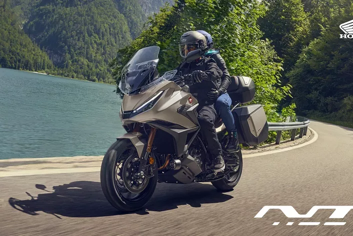 A Honda NT1100 régóta az egyik kedvenc a túramotorok világában, és a 2025-ös modell még magasabbra helyezi a lécet. Az új dizájn és a számos funkcionális fejlesztés révén a Honda legújabb változata kifejezetten a hosszú távú utak kényelmét és teljesítményét fokozza.