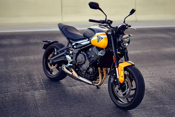 Triumph Motorcycles heeft de Trident 660 voor het jaar 2025 geüpdatet en biedt meer rijdergerichte technologieën en verbeterde rijprestaties. Tot de nieuwe, standaard functies behoren een geoptimaliseerde bochten-ABS, Triumph Shift Assist en een cruise control.