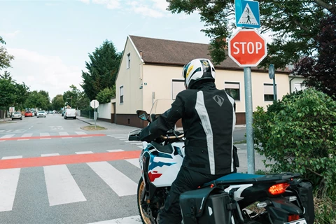 Motorradfahren lernen - sicheres Abbiegen aus dem Stand Motorradfahren lernen - sicheres Abbiegen aus dem Stand