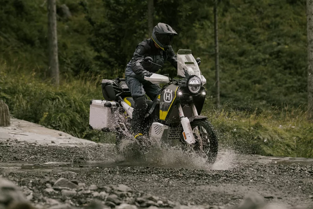 Husqvarna bo za leto 2025 na trg prinesla prenovljeno različico svojega priljubljenega potovalnega motornega kolesa - Norden 901 Expedition.