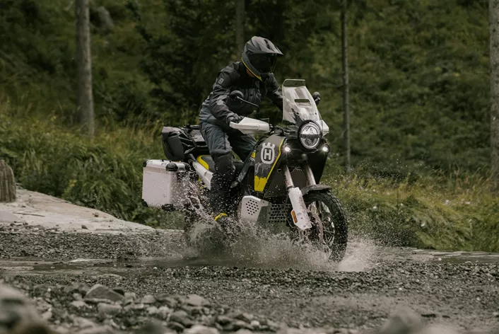 Husqvarna donosi za 2025. godinu unapređenu verziju svog popularnog avanturističkog motocikla - Norden 901 Expedition.