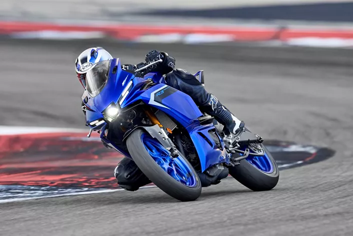 Yamaha, yeni R9'un yanı sıra, A2 sınıfı spor motosikleti R3 için de kapsamlı bir güncelleme sunuyor! 2025 yılı için yeni tasarımıyla Japon üreticinin mevcut R ailesine daha iyi uyum sağlıyor.