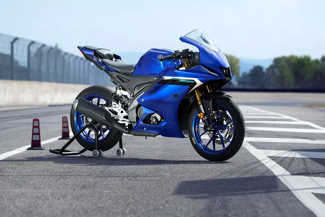 The Yamaha R125 receives an update in 2025, bringing the model up to date both visually and technically. With new colors and high-quality features, the R125 remains an attractive entry into the world of Yamaha supersports bikes.