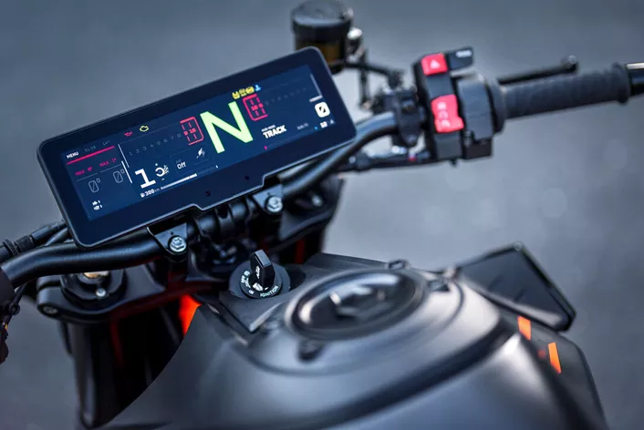 Stiže nešto veliko - i to novi 8,8-inčni TFT ekran u buduće KTM modele! Ovde su svi podaci o novom kontrolnom centru iz Mattighofena.