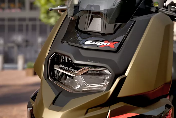 BMW Motorrad, güncellenmiş BMW C 400 GT ve BMW C 400 X modelleriyle scooter segmentine yeni bir soluk getiriyor. Her iki araç da teknik olarak elden geçirildi ve artık genişletilmiş özellik seçenekleri, yeni renk kombinasyonları ve ek aksesuarlar sunuyor.