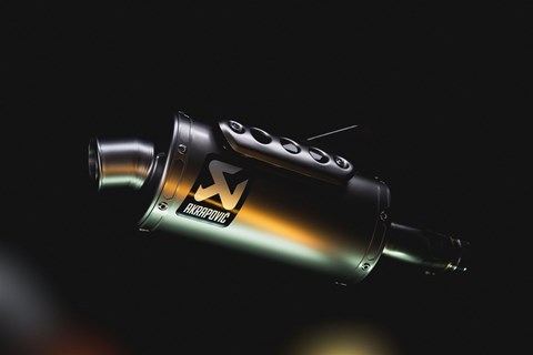 Neue Akrapovic Titanium Slip - On Line für die Triumph Scrambler 