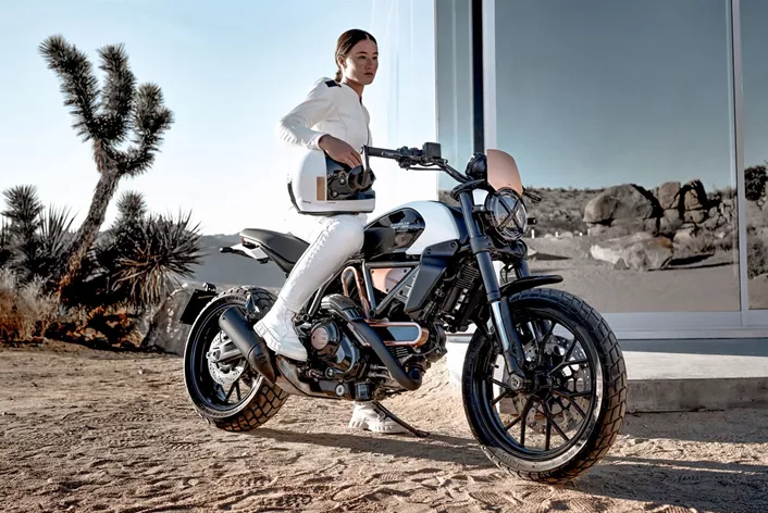 Ducati slavi 10-godišnjicu Scrambler serije sa ekskluzivnom Rizoma Edition! Model sa kratkim imenom Ducati Scrambler 10. Anniversario Rizoma Edition je ograničen na 500 komada i oduševljava sa plemenitim komponentama u boji „Metal Rose“.