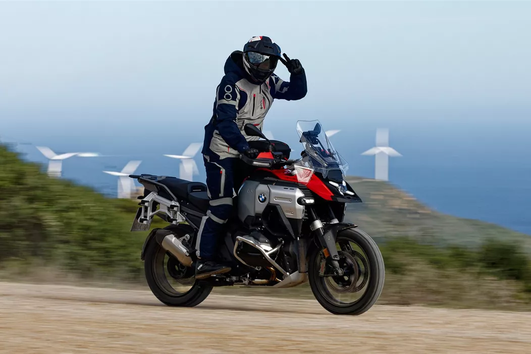 La poderosa BMW R 1300 GS Adventure vuelve a mostrar carácter. Después de que la BMW R 1300 GS normal pareciera demasiado suavizada para muchos, los bávaros le han dado a la nueva R 1300 GS Adventure la estructura base aún más potente de la R 1300 GS, adornada con más características prácticas y nuevamente con una apariencia realmente angulosa. ¿Es esta la nueva categoría de moto "Sport-Panzer"?