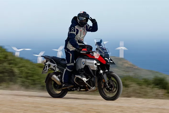 Mogočna BMW R 1300 GS Adventure ponovno kaže svojo ostrino! Potem ko se je običajna BMW R 1300 GS mnogim zdela preveč zmehčana, so Bavarci novi R 1300 GS Adventure podarili še močnejšo osnovo R 1300 GS, obogateno z več praktičnimi funkcijami in ponovno z resnično ostrim videzom! Je to nova kategorija motornih koles „Sport-Panzer“?