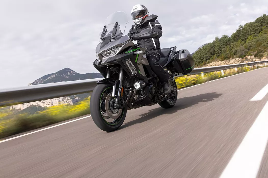 For 2025, Kawasaki is sending their already well-known Versys 1000 into the battle for the best touring bike, now modified with more displacement, more power, and more torque, along with many other improvements, transforming it into the Versys 1100.