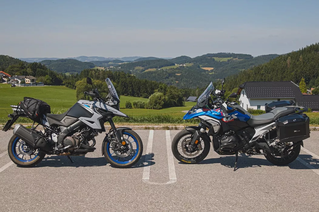 Tekma ni nova: Nemčija proti Japonski ali evropska proti japonski filozofiji motornih koles. Poleg tega v tako močno konkurenčnem segmentu potovalnih enduro motorjev, torej tistega področja, ki za proizvajalce pomeni prestiž in visoke donose. Vnaprej: Tako jasno, kot se zdi, ne bo.