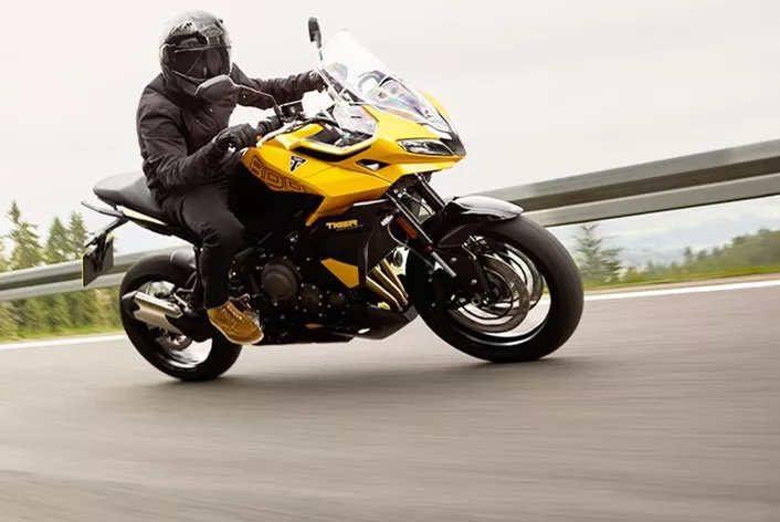 Triumph Motorcycles lancera en 2025 une nouvelle moto de tourisme sportif avec un nouveau moteur tricylindre. La Tiger Sport 800, avec ses 115 chevaux et son équipement généreux, promet d'offrir à la fois sportivité et qualités pratiques pour le quotidien.