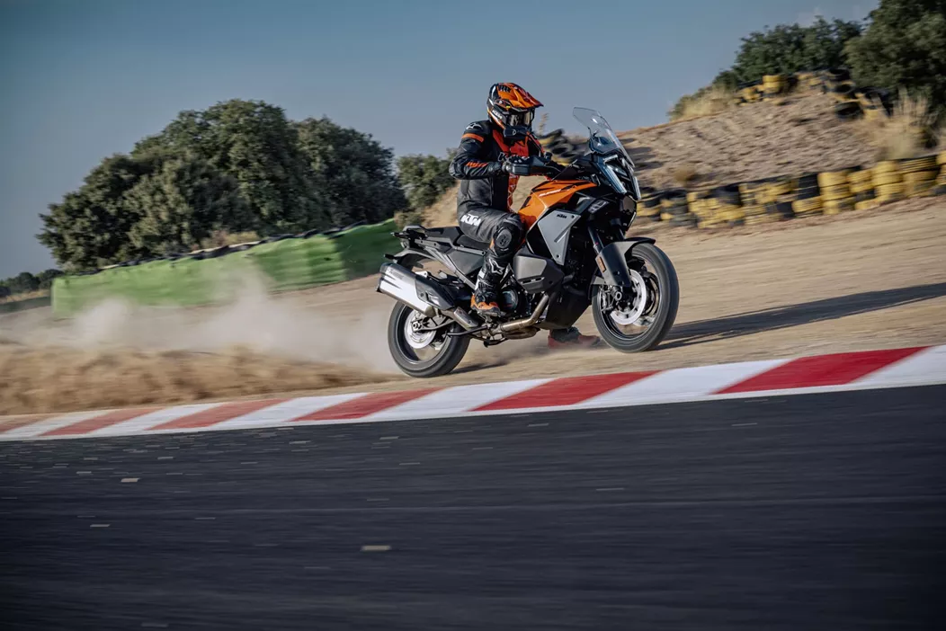 KTM 1390 Super Adventure S EVO 2025 predstavlja utelešenje trenutno tehnično izvedljivega v seriji Super Adventure in prinaša vrsto novih tehničnih rešitev, ki naj bi segment motornih koles dvignile na novo raven.