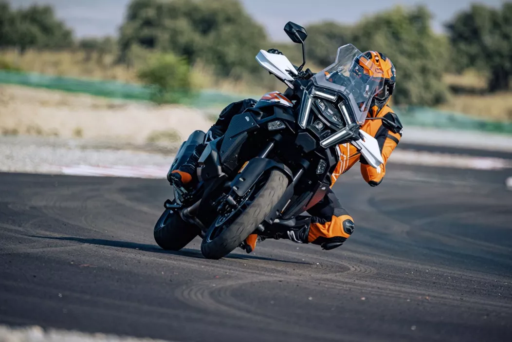 KTM 1390 Super Adventure S EVO 2025 je šele dva dni na trgu, pa že dobi drugo različico ob bok. Model „S“ se mora odreči nekaj elektronike, vendar je za nekatere morda boljša izbira.