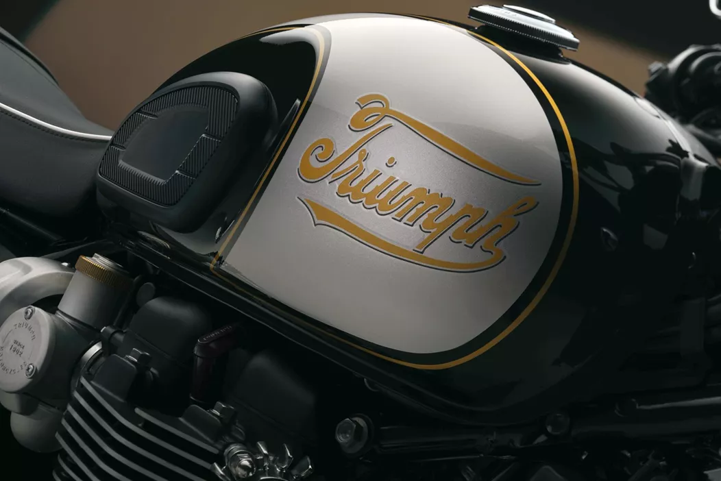 Triumph Motorcycles predstavlja nove Modern Classic Icon Editions. Ti posebni modeli se odlikujejo po obuditvi Triumphovega logotipa, ki sega vse do leta 1907. Na voljo so izključno v letu 2025.