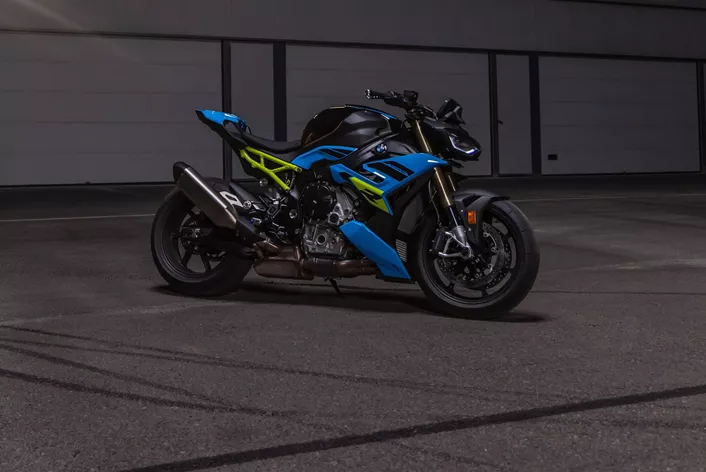 BMW Motorrad przedstawia zmodernizowany model BMW S 1000 R na rok modelowy 2025. Roadster oferuje zwiększoną moc silnika, nowe funkcje techniczne oraz agresywne podwójne reflektory.