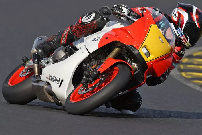 La Yamaha XSR900 GP est conçue pour la route sinueuse, mais elle révèle également des qualités sportives surprenantes sur la piste de course, que j'ai examinées de plus près lors du test sur le circuit de Pannonia. Avec les bons ajustements et une touche de réglage fin, cette moto dévoile un potentiel énorme...