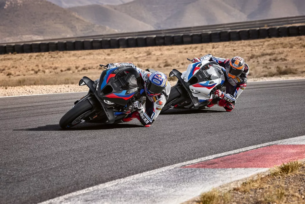 BMW Motorrad stellt die überarbeitete BMW M 1000 RR vor. Mit einer deutlichen Leistungssteigerung auf 218 PS und aerodynamischen Anpassungen zielt sie auf noch bessere Rundenzeiten und ein verbessertes Fahrerlebnis ab.