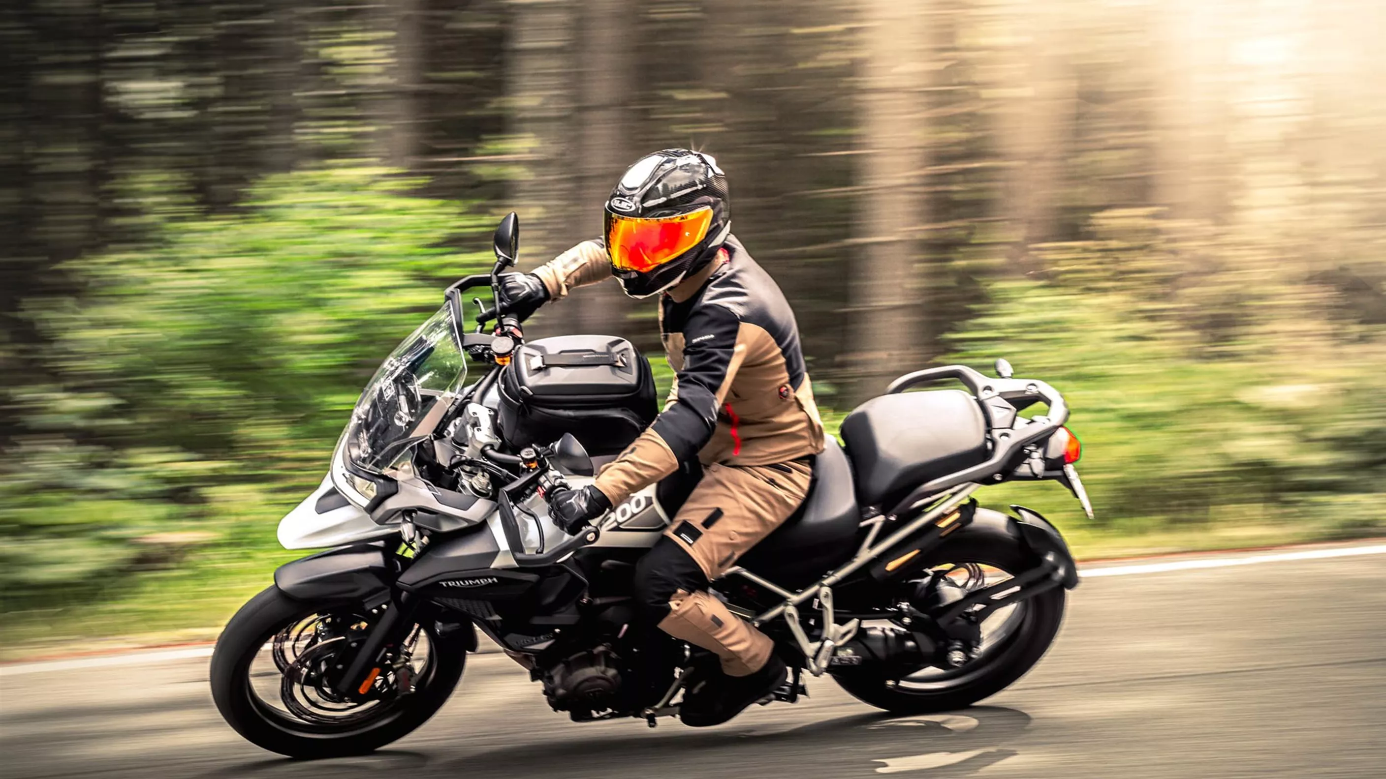 Triumph Tiger 1200 GT PRO à l'essai pratique sur route de campagne Triumph Tiger 1200 GT PRO à l'essai pratique sur route de campagne
