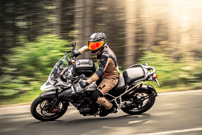 Mit der Triumph Tiger 1200 GT Pro haben wir eine der leistungsstärksten Reiseenduros auf den Bergstraßen Niederösterreichs und der Steiermark getestet. Ist sie die ideale Wahl für Abenteuer und lange Touren? Die Antworten liefert unser detaillierter Test.