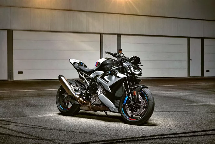 BMW presenta la nueva M 1000 R. Además de la magnífica actualización estética, el roadster también recibe la última tecnología del departamento M de BMW.