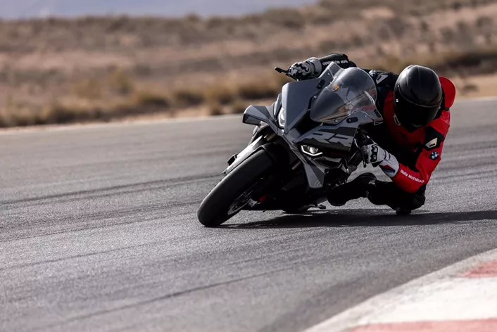 BMW Motorrad presenteert de vernieuwde BMW S 1000 RR voor het modeljaar 2025. Vooral de aerodynamica is verder geoptimaliseerd om op het circuit nog betere prestaties mogelijk te maken.