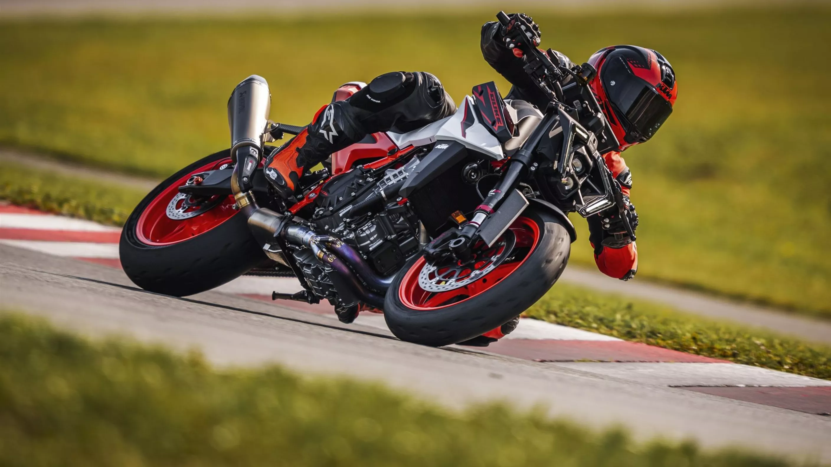 KTM 990 Duke R 2025 - Presentation and Prototype Test KTM 990 Duke R 2025 - Presentation and Prototype Test