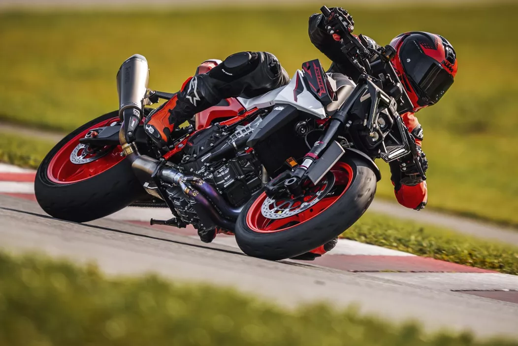 KTM 990 Duke ni pustila nikogar hladnega. Za leto 2025 nova različica R začne tam, kjer je bila standardna različica kritizirana. Kaj zmore "Punisher"?