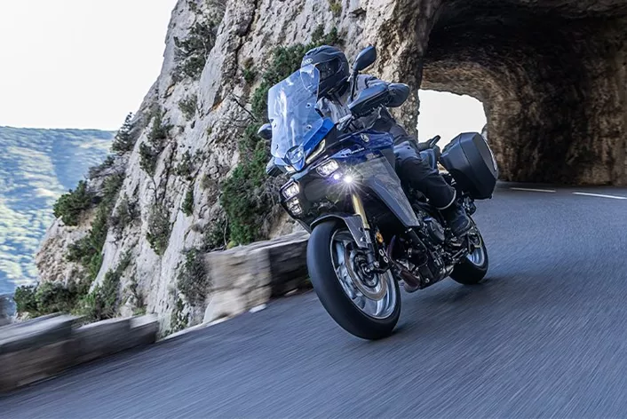 Yamaha presents its revamped and modernized Tracer 9 lineup, equipped with high-tech features such as adaptive cruise control, automatic transmission, and a globally unique adaptive matrix LED headlight technology.
