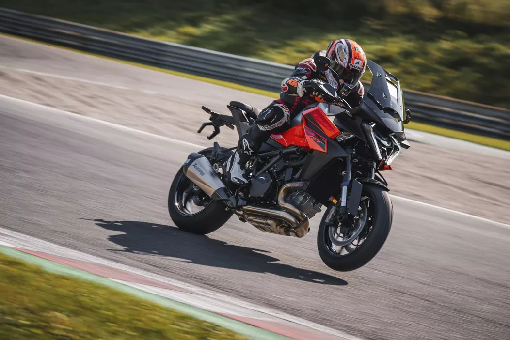KTM 1390 Super Duke GT 2025, Touring "Canavarı"nın en yeni neslini temsil ediyor. Uzun mesafe sürüşleri ve yarış pisti kullanımları için sportiflik ve konforu bir araya getiriyor.