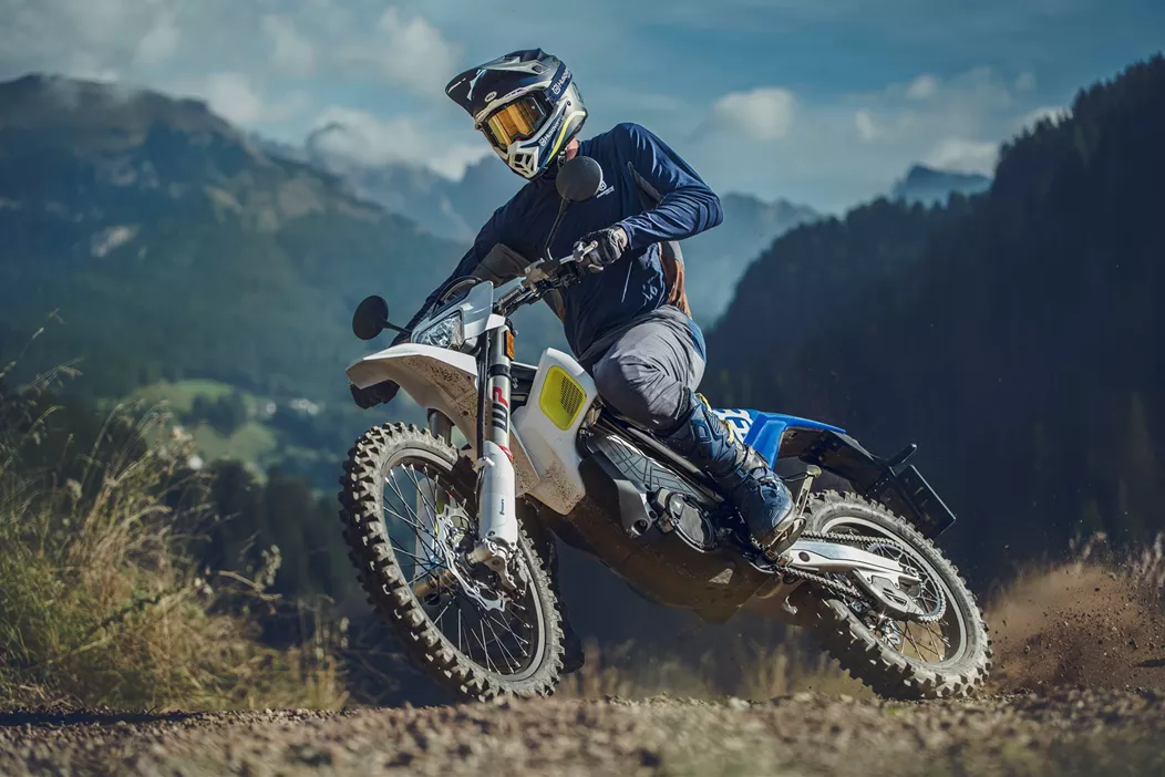 Mit der Pioneer bringt Husqvarna ein leistungsstarkes und straßenzugelassenes Elektromotorrad auf den Markt, das für Offroad-Fahrten entwickelt wurde und dabei robuste Technik und Fahrkomfort vereint.