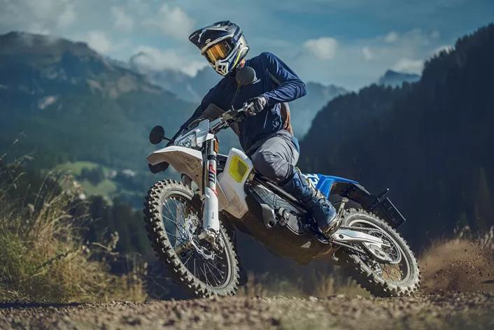 Sa Pioneerom, Husqvarna donosi snažan i na ulicama dozvoljen električni motocikl na tržište, koji je razvijen za vožnju van puta, spajajući robusnu tehniku i udobnost vožnje.