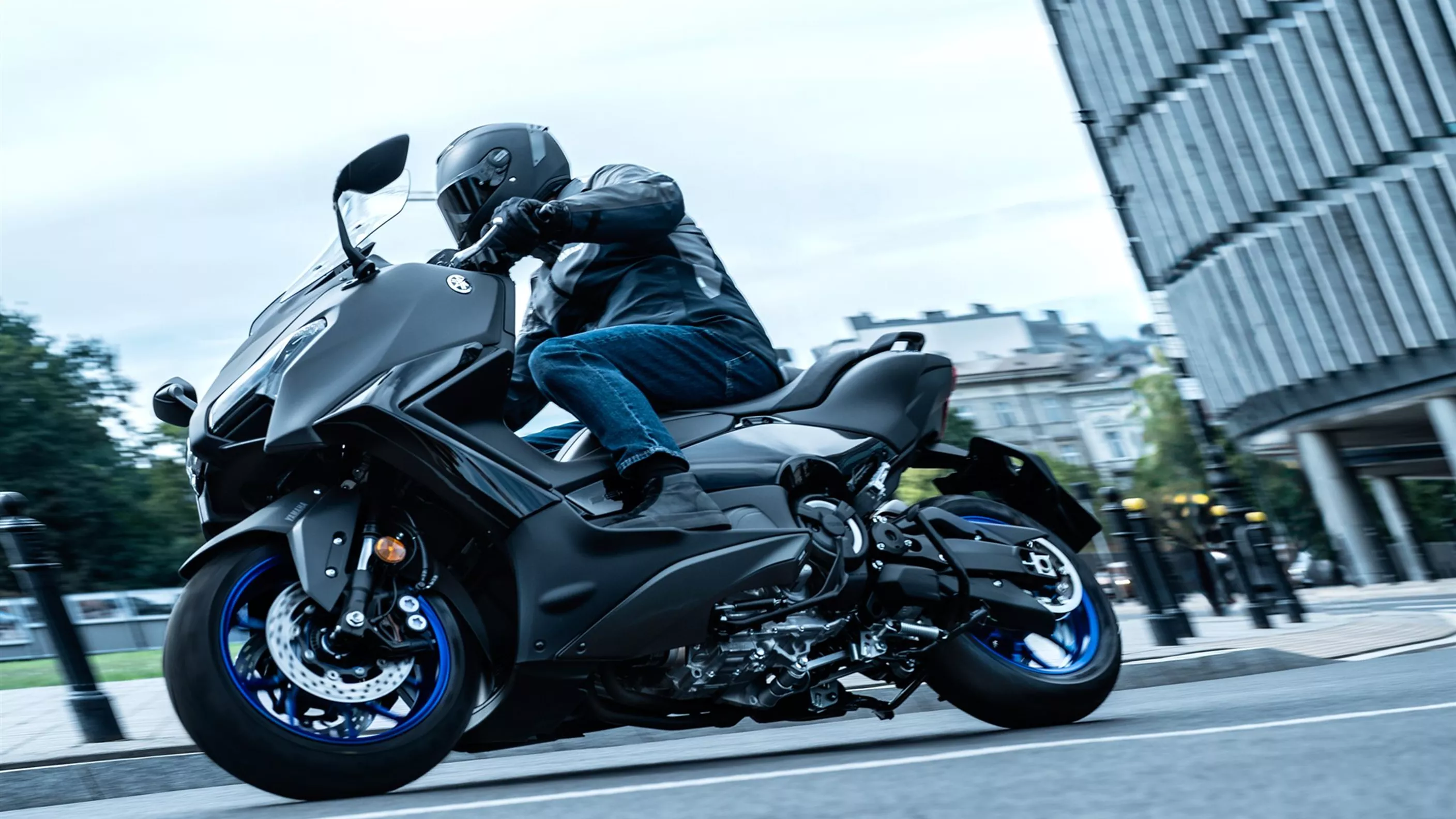 Yamaha TMAX e Tech MAX 2025 - gli scooter sportivi ancora migliori! Yamaha TMAX e Tech MAX 2025 - gli scooter sportivi ancora migliori!