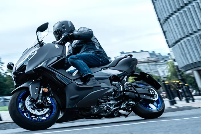 Durante más de 20 años, el Yamaha TMAX ha establecido estándares deportivos entre los scooters de lujo con su chasis de alta calidad. Con el año modelo 2025, la combinación de rendimiento de motocicleta y confort de scooter debería funcionar aún mejor. El último TMAX y su hermano mejor equipado, el TMAX Tech MAX, convencen con la tecnología más moderna, un diseño genial y características de alta tecnología aún mejores.
