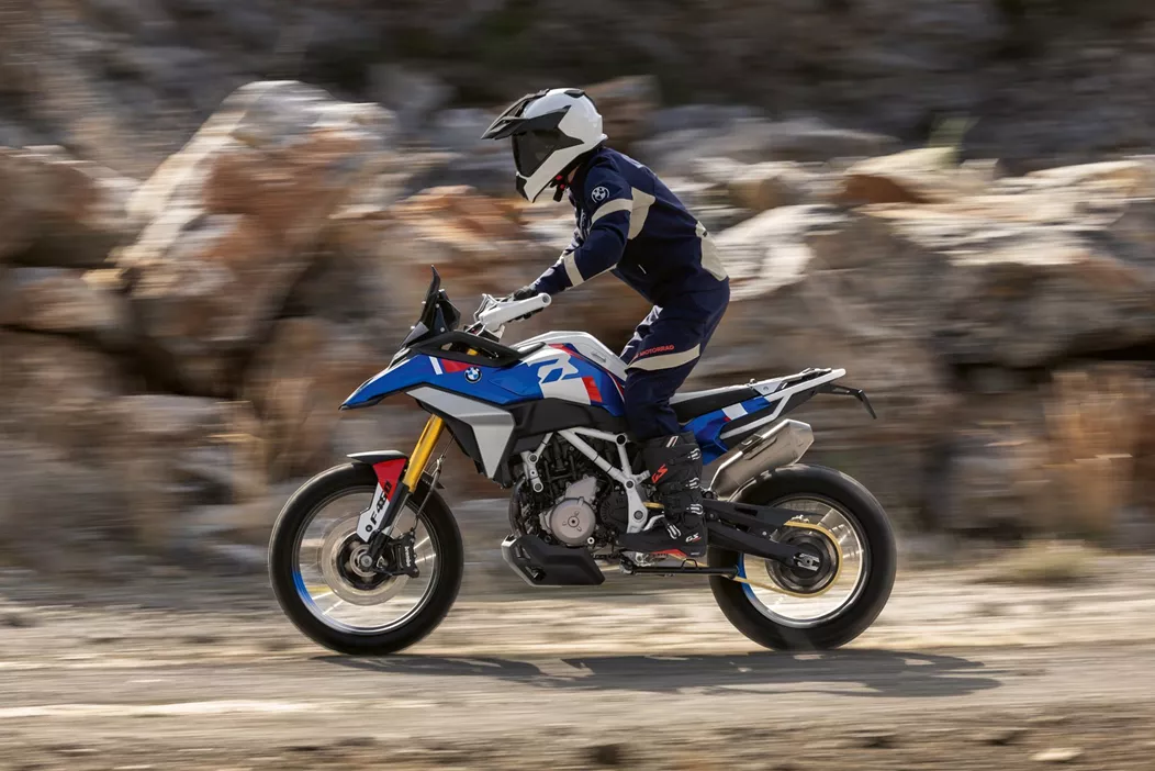 S konceptom BMW Concept F 450 GS, ktorý je už blízko sériovej výroby, poskytuje BMW pohľad na BMW GS pre triedu vodičských preukazov A2 (maximálne 48 PS) s úplne novo navrhnutým motorom, kvalitným podvozkom a výbavou, ktorá zaujme pozornosť!