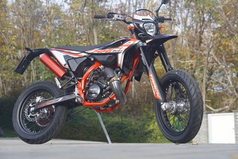 Mehr Sicherheit für 50cc-Supermotos mit dem ContiRoad Reifen Mehr Sicherheit für 50cc-Supermotos mit dem ContiRoad Reifen