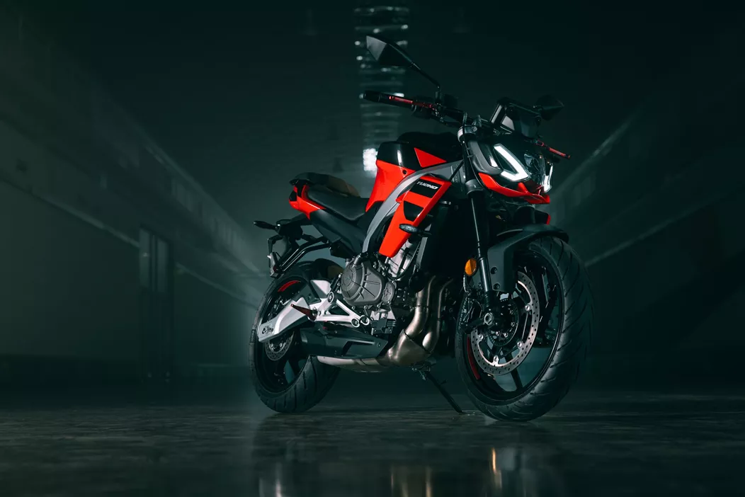 Aprilia erweitert das Sortiment um ein Naked Bike, das speziell auf jüngere Fahrer und Einsteiger mit A2-Führerschein ausgelegt ist. Die Kombination aus einem kompakten Design, geringem Gewicht und moderner Ausstattung soll die Tuono 457 zu einem vielseitigen Motorrad für den Alltag und Wochenendausfahrten machen.