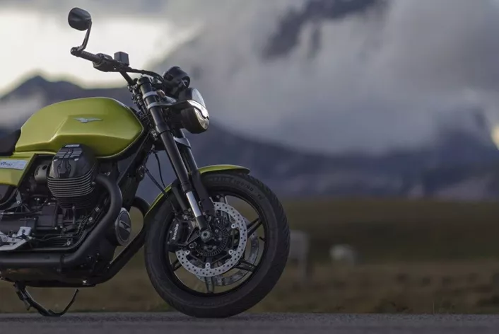 La gamme Moto Guzzi V7 revient révisée pour l'année modèle 2025. De nombreuses fonctionnalités modernes font leur apparition et le modèle haut de gamme Sport fait son retour !