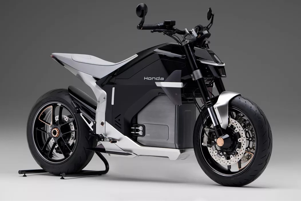 Na výstave EICMA 2024 v Miláne predstavuje Honda dva koncepty elektrických motocyklov EV Fun Concept a EV Urban Concept, ktoré znamenajú prvé kroky smerom k rozsiahlej elektrickej palete motocyklov.