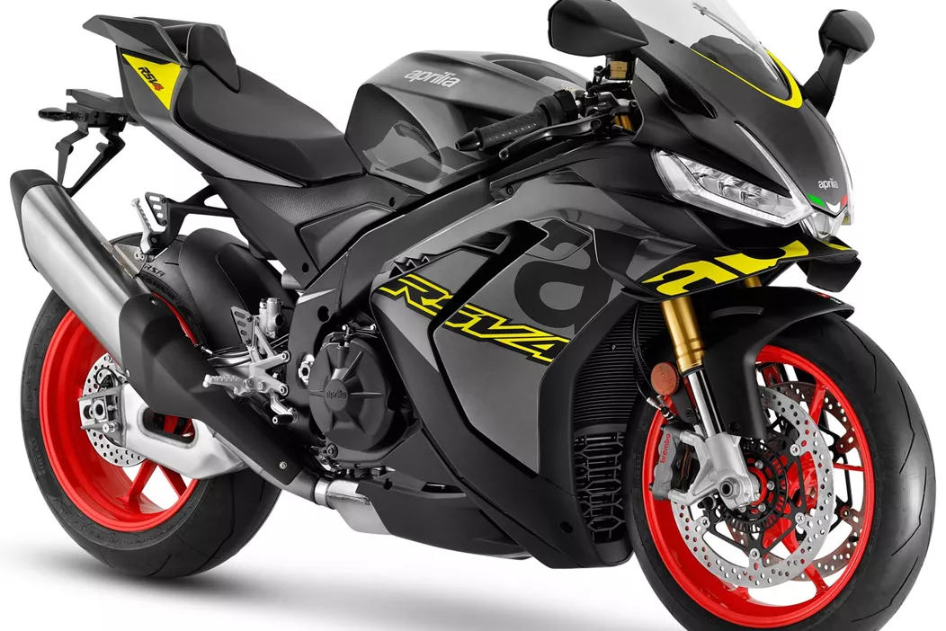 A Aprilia lançará as duas superdesportivas RSV4 e RSV4 Factory a partir de 2025 com asas como na MotoGP. Além disso, elas receberão um novo pacote eletrônico APRC, mais características e ainda mais potência e binário - as superdesportivas de série mais potentes do mundo!