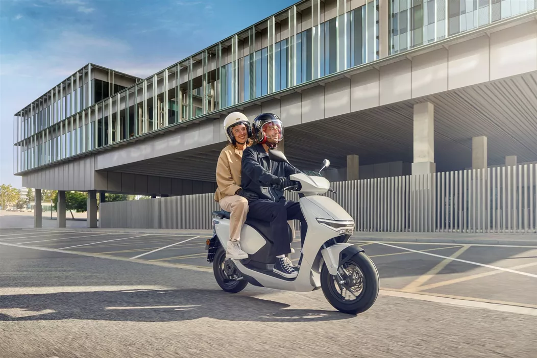 Honda predstavuje s modelom CUV e: svoje druhé elektrické dvojkolesové vozidlo pre Európu v modelovom roku 2025. Tento bezemisný skúter triedy 125 chce ponúknuť kombináciu modernej technológie, pohodlného dizajnu a funkčnosti vhodnej pre každodenné používanie.