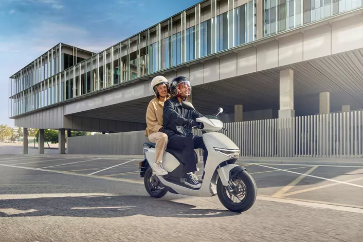 Honda predstavlja CUV e: kao svoje drugo električno dvotočkaš za Evropu u modelnoj godini 2025. Ovaj ekološki prihvatljiv skuter klase 125 želi da ponudi kombinaciju moderne tehnologije, udobnog dizajna i funkcionalnosti pogodnih za svakodnevnu upotrebu.