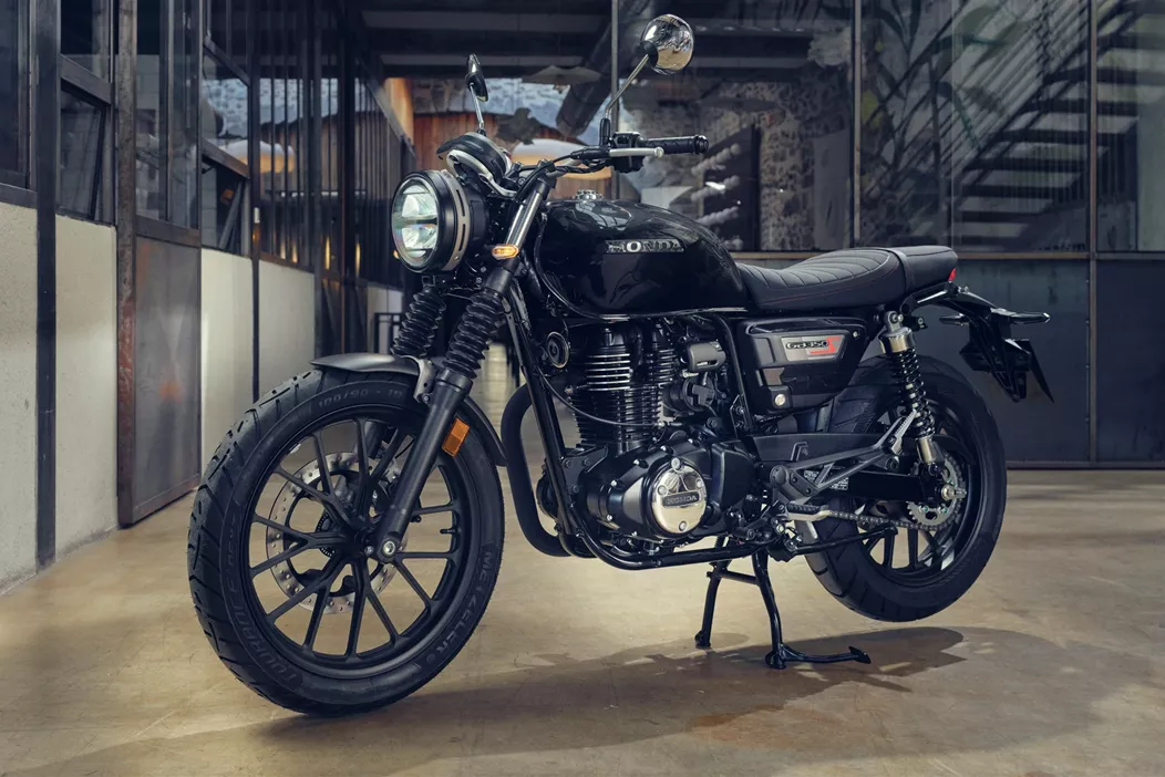 Ein reizvolles Motorrad, einfach und universell - genau das war die Zielsetzung der Entwicklungs-Ingenieure für die Honda GB350S. Unter Einsatz moderner Technologien ein klassisches Einzylinder-Motorrad mit Luftkühlung und moderatem Hubraum zu entwickeln, das im Alltagseinsatz angenehm und effizient funktioniert!