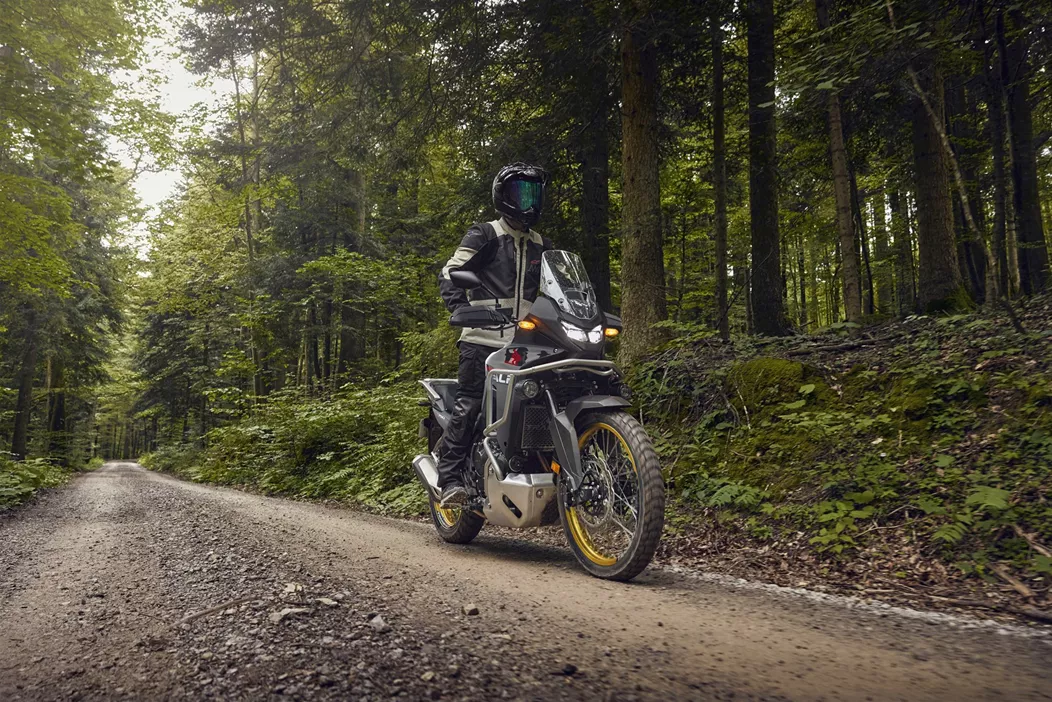 La Honda XL750 Transalp entra en la siguiente ronda. Para el año modelo 2025, la máquina trail recibe una revisión completa del modelo.